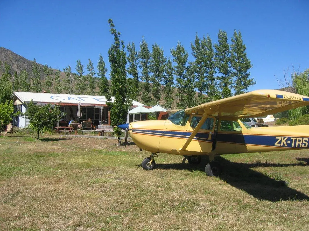 Cafe Parking at Omarama · Bob and June · Feb 09